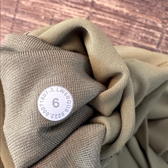 Lululemon Align High-Rise Crop 21" Bronze Green Size 6 EUC Nulu - Picture 5 of 6